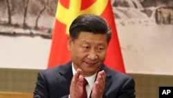 中共总主席习近平在与新政治局常委在人民大会堂与记者见面时鼓掌。 (2017年10月25日)
