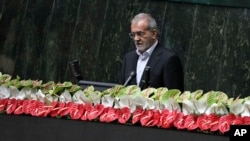 Presiden baru Iran, Masoud Pezeshkian, memberikan pidato usai upacara pelantikannya di Teheran hari Selasa (30/7). 