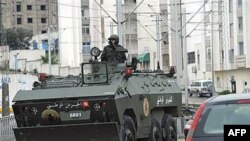 Maafisa wa usalama wakishika doria katika mji wa Ettadhamoun, magharibi mwa Tunis