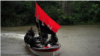 Des rebelles de l'Armée de libération nationale (ELN) sur un bateau dans la jungle du nord-ouest de la Colombie, le 30 août 2017