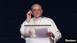 El Papa Francisco dirige la oración del Ángelus desde su ventana, en el Vaticano, el 29 de junio de 2023.