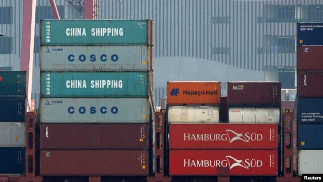 香港葵青集装箱码头，中海集运和中海集运的集装箱在一艘集装箱船上。(2018年7月25日)