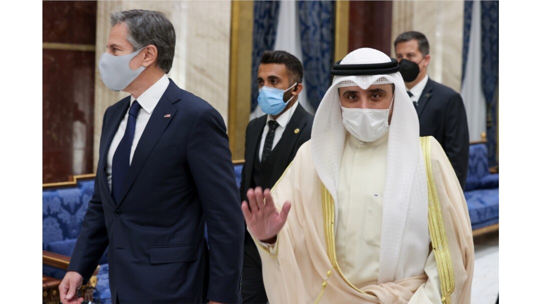 Menteri Luar Negeri Kuwait Sheikh Ahmad Nasser Al-Mohammad Al-Sabah dan Menteri Luar Negeri AS Antony Blinken tiba untuk konferensi pers bersama di Kementerian Luar Negeri di Kuwait City, Kuwait 29 Juli 2021. (Foto: REUTERS/Jonathan Ernst)