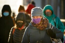 Los viajeros desafían las temperaturas de un dígito Fahrenheit cuando llegan en un ferry, el martes 11 de enero de 2022, en Portland, Maine.