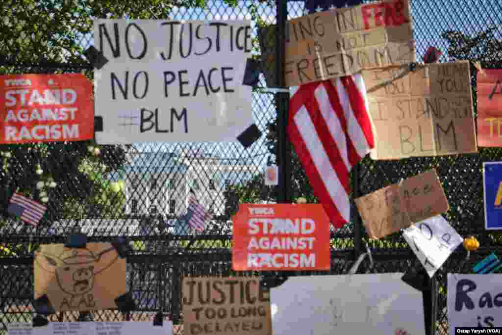 Демонстранти перетворили паркан перед Білим домом на арт-об&#39;єкт, завісивши його протестними плакатами.