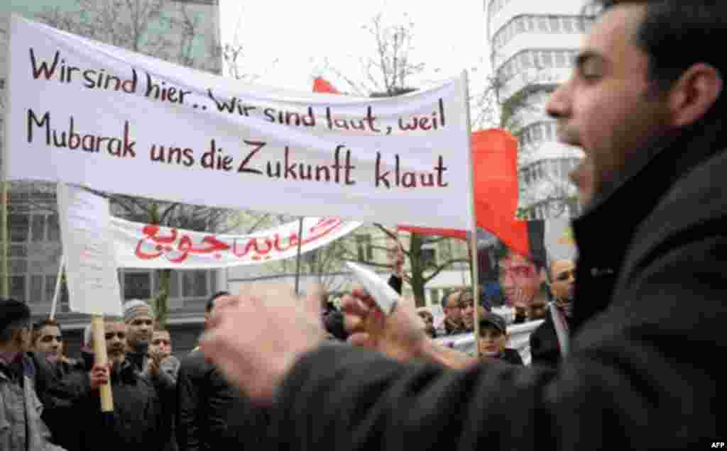 Demonstranten protestieren am Freitag (04.02.11) in Berlin - Charlottenburg mit einem Transparent mit der Aufschrift "Wir sind hier. Wir sind laut, weil Mubarak uns die Zukunft klaut" gegen den aegyptischen Praesidenten Husni Mubarak. Angesichts der anhal