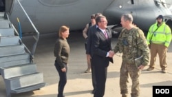 Bộ trưởng Quốc phòng Hoa Kỳ Ash Carter đến Baghdad, ngày 16/12/2015. 