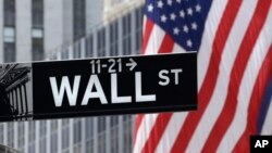 Un drapeau américain dans le quartier financier de New York, Wall Street, 6 juillet 2015.
