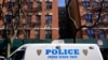 Sebuah kendaraan polisi terlihat di New York, 23 November 2020. Sebuah serangan 29 Maret 2021 di sebuah gedung apartemen dekat Times Square menyebabkan seorang perempuan Amerika keturunan Asia terluka parah. (Foto: AP)