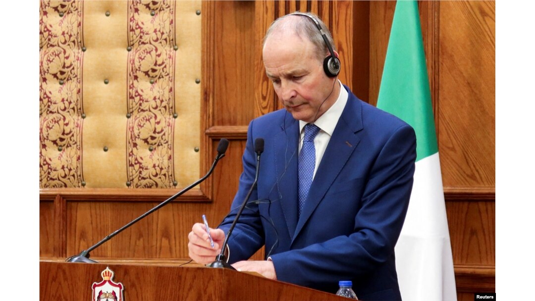 Menteri Luar Negeri Irlandia Micheal Martin menghadiri konferensi pers bersama dengan Menteri Luar Negeri Yordania Ayman Safadi di Amman, Yordania, 24 April 2024. (Foto: REUTERS/Jehad Shelbak)