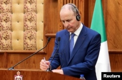 Menteri Luar Negeri Irlandia Micheal Martin menghadiri konferensi pers bersama dengan Menteri Luar Negeri Yordania Ayman Safadi di Amman, Yordania, 24 April 2024. (Foto: REUTERS/Jehad Shelbak)