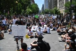 Otra protesta en Washington DC el 1 de junio de 2020 muestra a los manifestantes muy unidos entre sí.