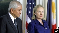 US Secretary of State Hillary Clinton (r) and Philippines Foreign Secretary Albert del Rosario at the State Department in Washington, Jun 23, 2011