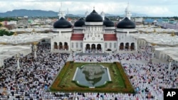 Jamaah Muslim di Aceh melakukan salat Idul Fitri di Masjid Raya Baiturrahman hari Minggu (24/5).