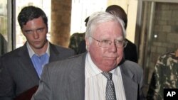 Jerome Corsi, el ex jefe de la oficina de Washington de la página de teorías conspiraticas InfoWars, cooperó con la prueba hace dos meses.