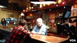 Ron Cohen (right) and fellow actor Mike Spence (left) record one of Shakespeare’s sonnets in a New York bar. (Ashley Milne-Tyte for VOA)