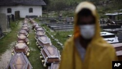 巴西救援人員開始清理死者遺體。