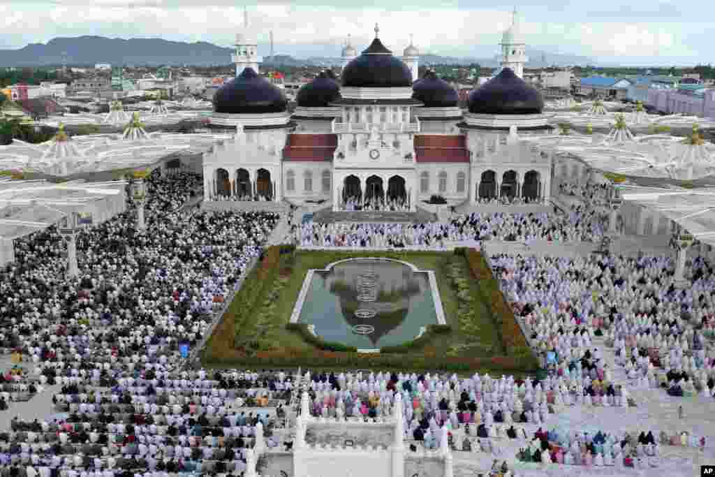 Muslim melakukan salat Idul Fitri di Masjid Raya&nbsp;Baiturrahman, Banda Aceh, Aceh hari Minggu (24/5).&nbsp;