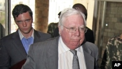 Jerome Corsi, el ex jefe de la oficina de Washington de la página de teorías conspiraticas InfoWars, cooperó con la prueba hace dos meses.