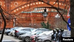 3 Şubat 2025 - Güvenlik güçleri patlamanın meydana geldiği bina civarında devriye gezdi.