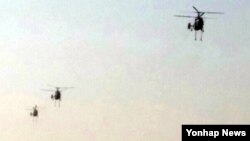 25일 한국의 산림·소방·군 당국이 헬기 5대를 동원해 경기도 파주 도라산전망대 인근 비무장지대(DMZ) 산불 진화에 나서고 있다. 