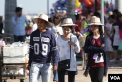 Local tourists are walking by the riverside on the first day of water festival 2016. (Aun Chhengpor/VOA Khmer)