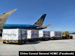 Vietnam menerima sumbangan 500.000 dosis vaksin Sinopharm dari China, 20 Juni 2021. (Facebook/Konsul Jendral HCMC)