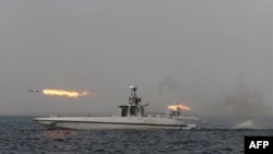 Tàu hải quân Iran bắn phi đạn trong cuộc tập trận gần trên vùng biển Oman, ngày 30/12/2011