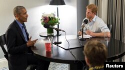 El príncipe Harry entrevista al expresidente Barack Obama en Toronto, en septiembre, durante los Juegos Invictus.