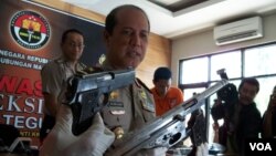 Kapenum Polri Brigjen Boy Rafli Amar dengan senjata rakitan sitaan dari Tambora Jakarta dan Beji depok (Foto: VOA/Andylala).