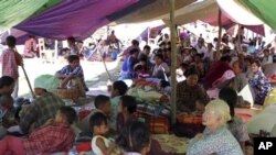 ရွှေဘိုငလျင်ဘေးသင့်ပြည်သူများ ယာယီနားခို စခန်းတွေမှာ နေထိုင်နေကြစဉ်။ (နိုဝင်ဘာ၁၂၊ ၂၀၁၂။)