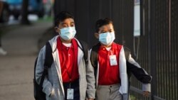 Dua orang siswa tampak menggunakan masker pada hari pertama pembelajaran tatap muka di Houston, Texas, pada 23 Agustus 2021. (Foto: Reuters/Go Nakamura)