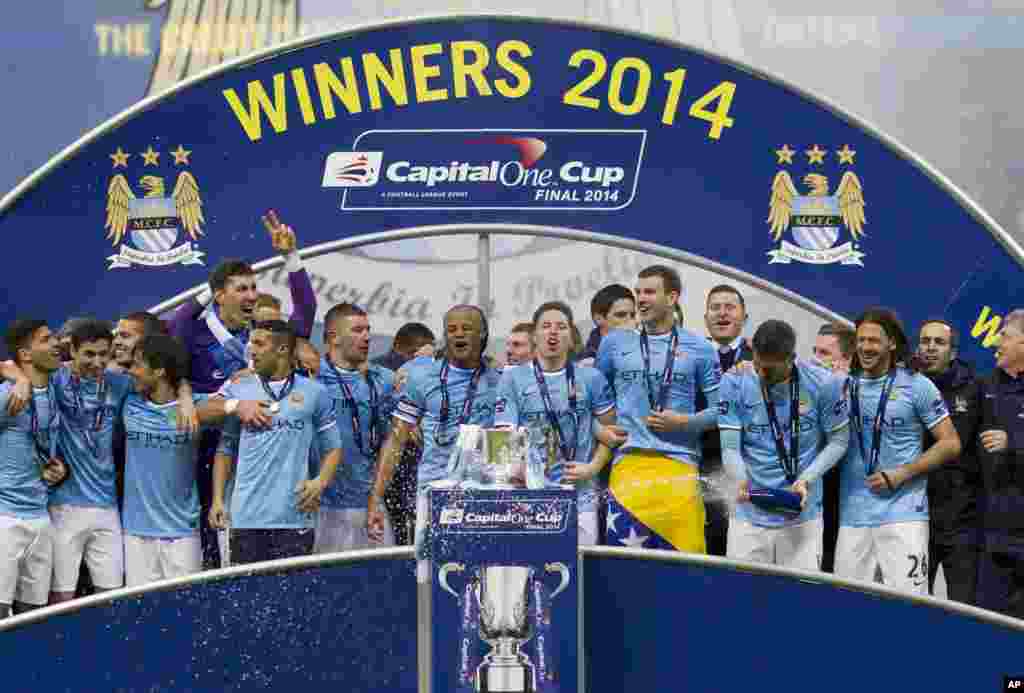 'Yan wasan Manchester City su na murna rike da kofin Lig na Ingila