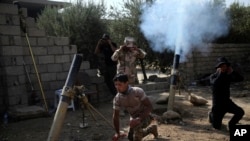 Iraqi army soldiers fire mortars against the Islamic State militants. (File)