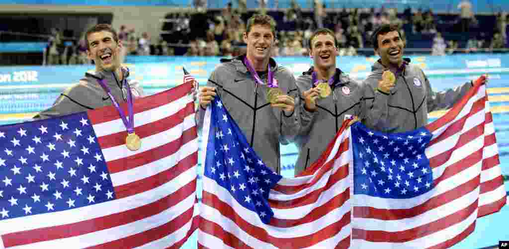 From left, Michael Phelps, Conor Dwyer, Ricky Berens and Ryan Lochte pose with their gold medals for the men&#39;s 4x200-meter freestyle relay swimming final at the Aquatics Centre in London, July 31, 2012.