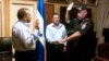 En esta foto del 22 de may de 2012, el presidente hondureño Porfirio Lobo (izquierda) toma juramento a su nuevo director de policía, Juan Carlos Valladares, también conocido como "El Tigre", señado en violaciones a los derechos humanos la década pasada.