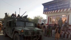 طالبان جنگجو قندوز شہر میں ایک پولیس چوکی پر چوکس کھڑے ہیں۔ (رائٹرز)