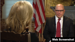 VOA contributor Greta Van Susteren, left, interviews National Security Advisor HR McMaster at the White House on Tuesday