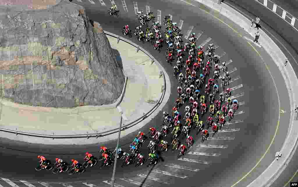 중동국가 오만에서 열린 &#39;투어 오브 오만&#39;&nbsp; 자전거 경기 대회에서 참가자들이 두 번째 구간인 로얄 캘버리 오만-알부스탄을 지나고 있다.&nbsp;