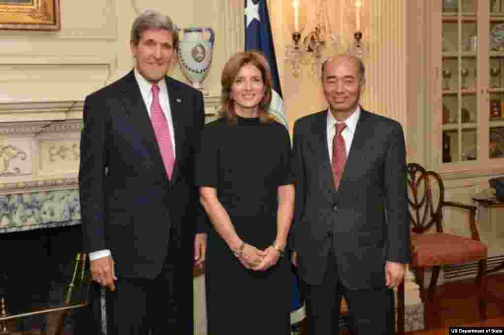 Secretary of State John Kerry, U.S. Ambassador to Japan Caroline Kennedy, and Japanese Ambassador to the U.S. Kenichiro Sasae pose for a photo during Ambassador Kennedy's swearing-in ceremony at the U.S. Department of State in Washington, DC.