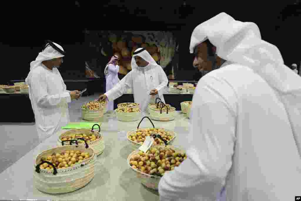 شهر ابوظبی میزبان فستیوال خرما است. در این مراسم داوران بهترین تولید کننده خرما را بر می گزینند.&nbsp;