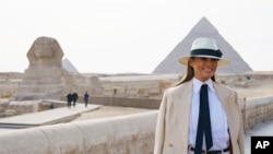 Đệ nhất phu nhân Mỹ đi thăm các kim tự tháp và tượng Đại nhân sư trong chuyến thăm Ai Cập ngày 6/10/ 2018.