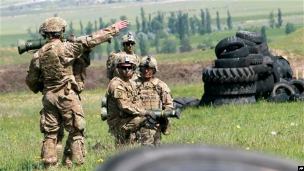 Новий пакет, за повідомленнями, включатиме АТ4. Фото для ілюстрації: військові США готуються робити постріл з АТ4 під час навчань 2016 року