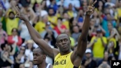 Usain Bolt de la Jamaïque court à côté de James Dasaolu de la Grande-Bretagne lors de 100 mètres-messieurs aux Jeux Olympiques d'été de 2016 au stade olympique à Rio de Janeiro, au Brésil, 13 août 2016. 