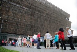 Para pengunjung antre di depan pintu masuk Museum of African American History di Washington DC sebelum pandemi (foto: dok).