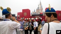 上海的迪斯尼主题公园于星期四开园迎客。