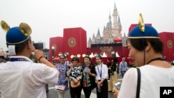 بازدیدکنندگان چینی در مراسم افتتاحیه پارک تفریحی جدید دیزنی در شهر شانگهای - ۲۷ خرداد ۱۳۹۵ 
