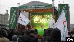 Partai oposisi Yabloko mengangkat slogan 'Rusia Inginkan Perubahan' dalam sebuah aksi unjuk rasa di Moskow (17/12).