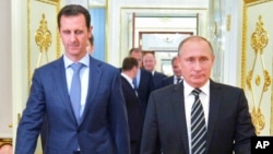 Shugaban Syria Bashir al-Assad ( a hagu) da Shugaban Rasha Putin (a dama) yayinda shugaban Syrian ya kai ziyara Moscow