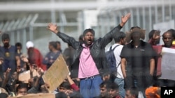 Des réfugiés et migrants, pakistanais pour la plupart, protestant contre l'accord Turquie-UE, l'île grecque de Lesbos, le 5 avril 2016.
(AP Photo/Petros Giannakouris)